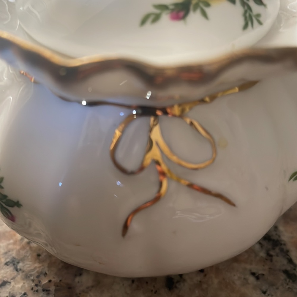 Royal Albert Old Country Roses Lidded Sugar Bowl - Picture 9 of 13